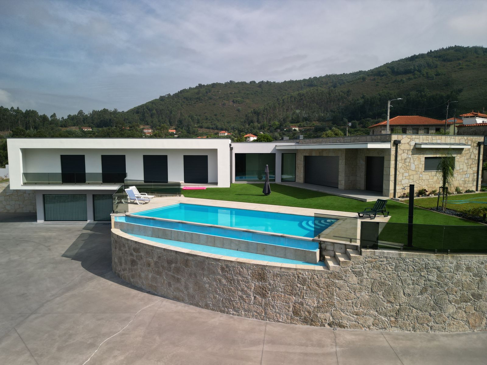 Vista aérea da casa, do jardim e da piscina