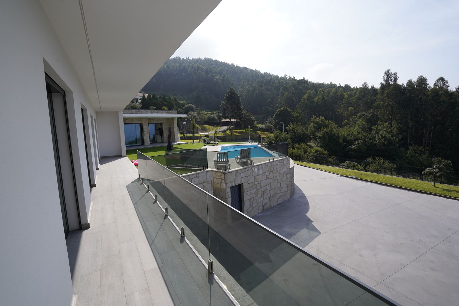 Varanda sobre a piscina e o vale