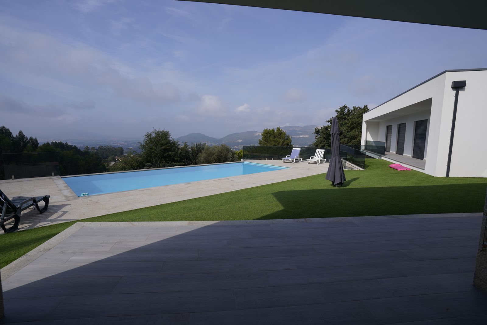 Piscina e relvado vistos do alpendre