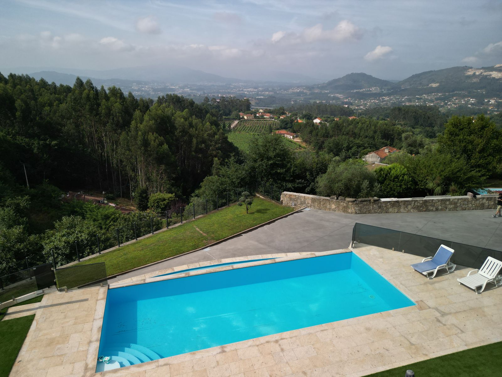 Vista aérea da piscina sobre o vale