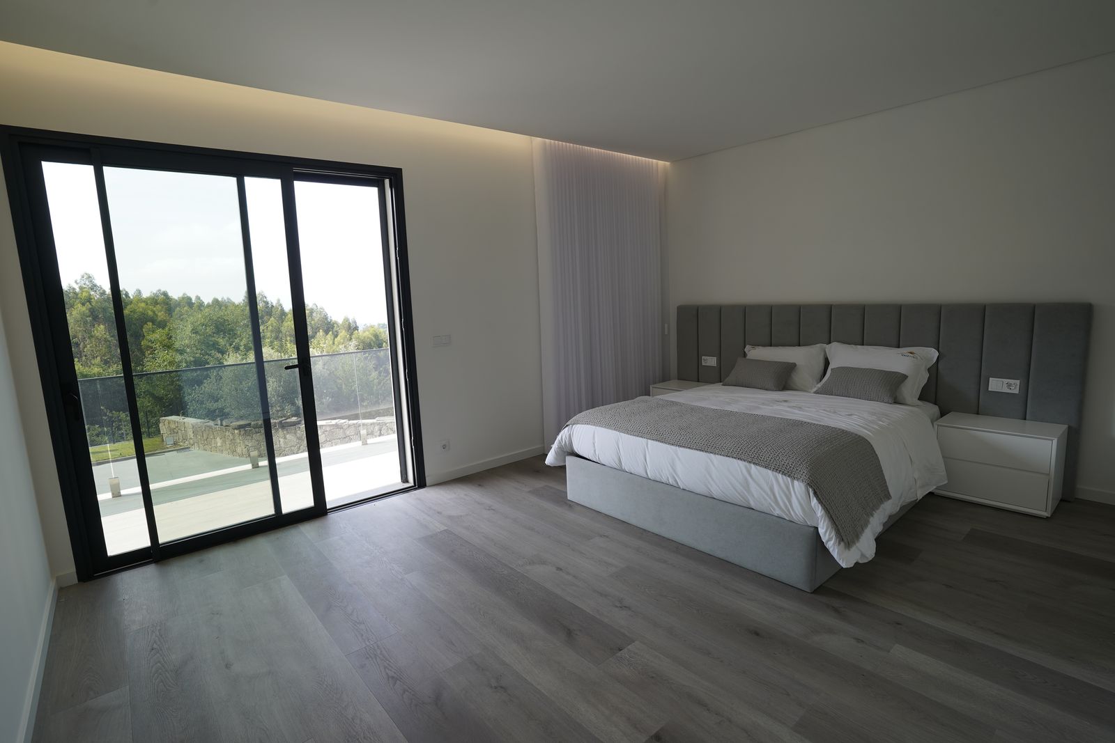 Quarto Cinza com acesso à varanda