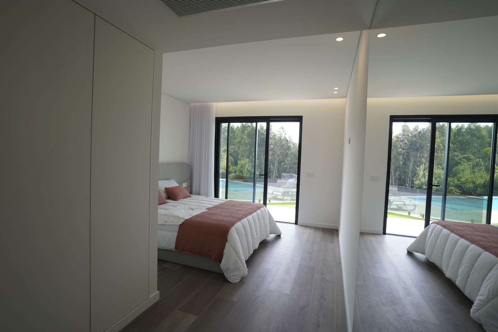 Quarto Coral com roupeiro espelhado