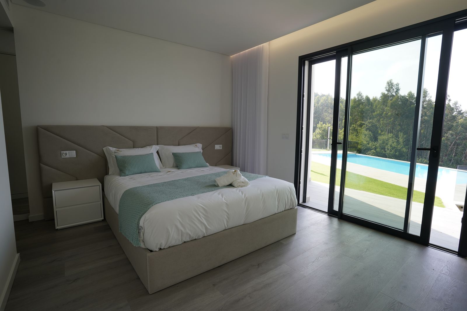 Quarto Verde-Água com acesso à piscina