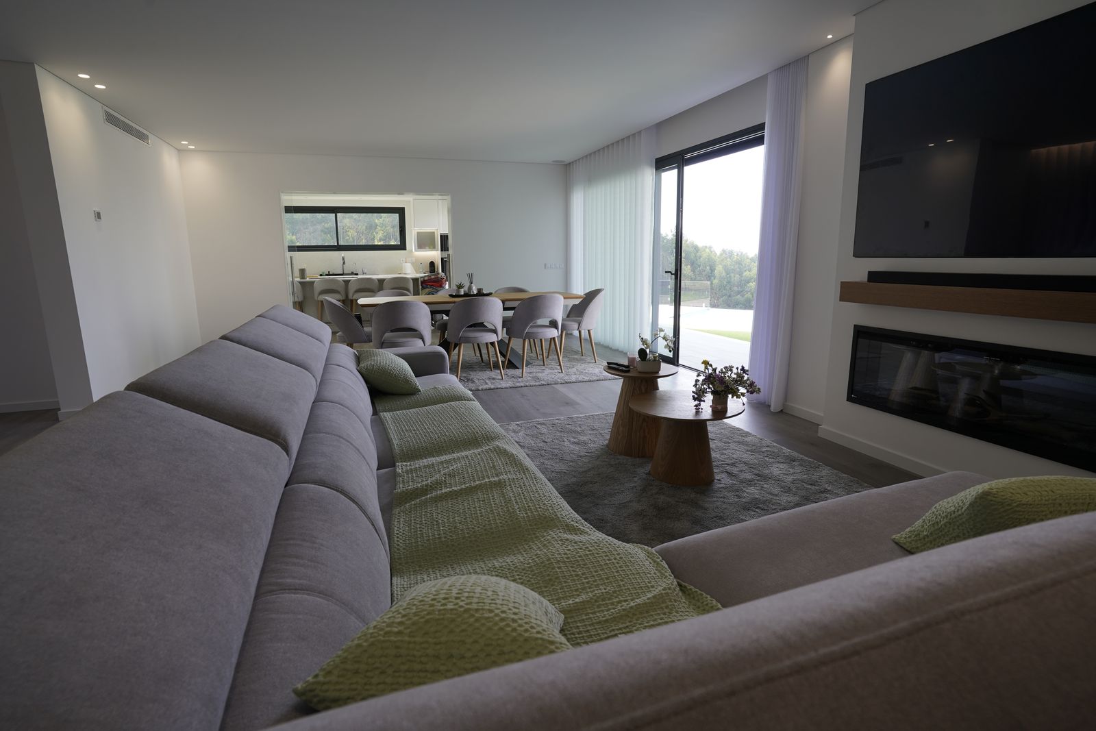 Sala com lareira, televisão e vista para o jardim