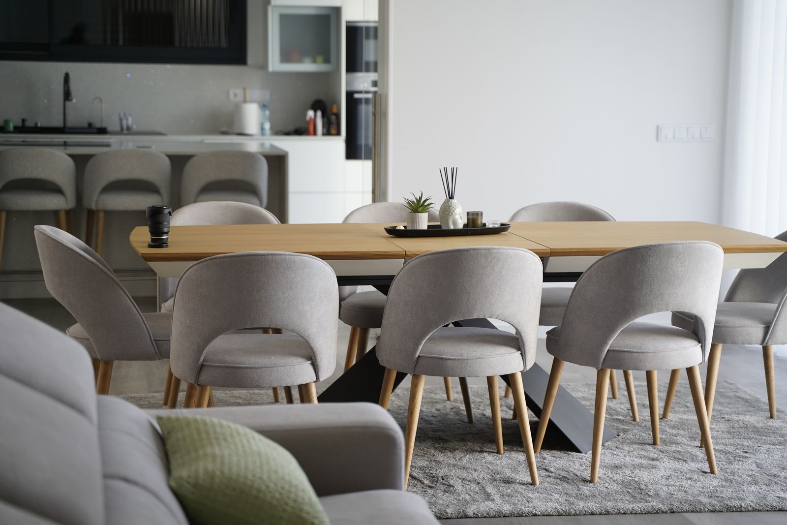 Mesa de jantar para oito pessoas junto à cozinha